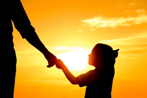 Papa heureux avec un enfant dans le parc silhouette extérieure — Photo