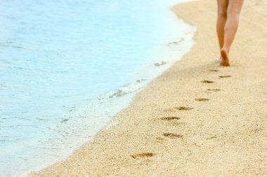 Deniz kenarında kumların üzerinde güzel ayak izleri.