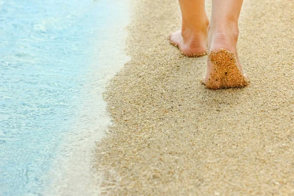 Jejak kaki yang indah di pasir dengan latar belakang laut — Stok Foto