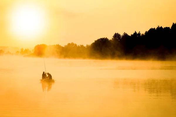 Fisherman on the river in the fog in the park on the nature — ストック写真
