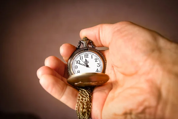 Ένα ρολόι τσέπης στα χέρια ενός άντρα — Φωτογραφία Αρχείου