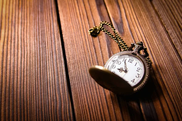 Zegarek kieszonkowy na drewnianym tle — Zdjęcie stockowe