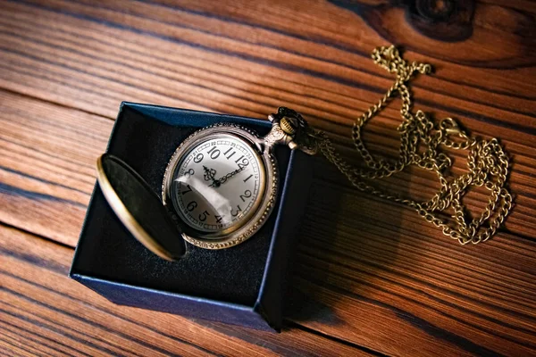 Une montre de poche avec fond de livre — Photo