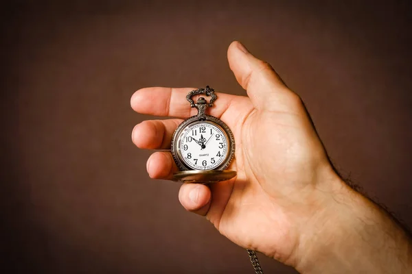 Un reloj de bolsillo en las manos de un hombre — Foto de Stock