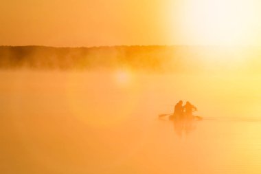 Nehirde, siste, parkta, doğada balıkçı.