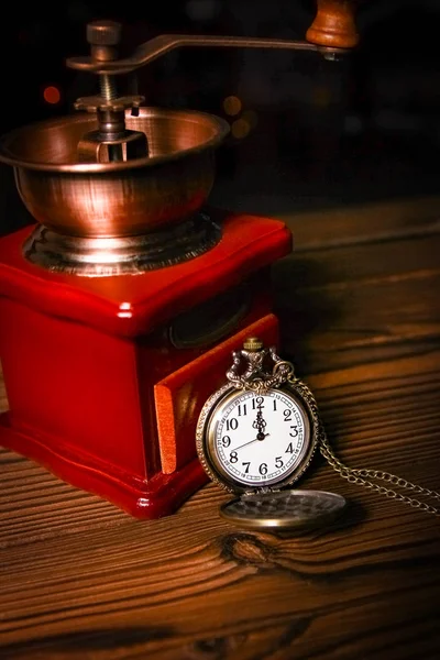 Zegarek kieszonkowy z szlifierką do kawy na drewnianym tle — Zdjęcie stockowe