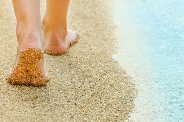 Belas pegadas na areia pelo fundo do mar — Fotografia de Stock