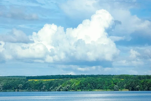 आकाश पृष्ठभूमि के साथ नदी के पास सुंदर प्रकृति — स्टॉक फ़ोटो, इमेज