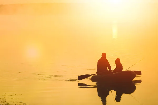 Fisherman on the river in the fog in the park on the nature — ストック写真