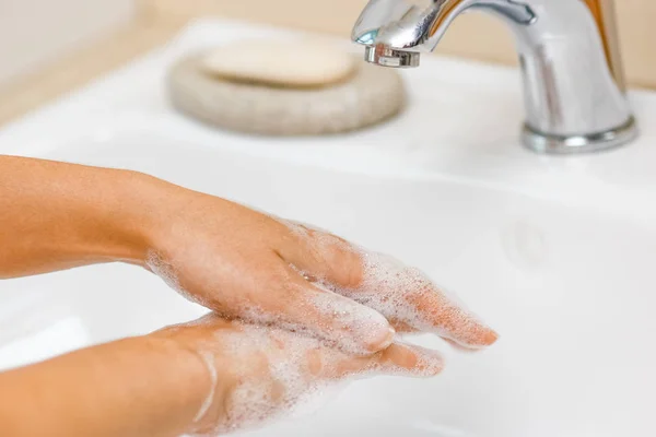 A Mycie rąk mydłem pod kran wodą — Zdjęcie stockowe