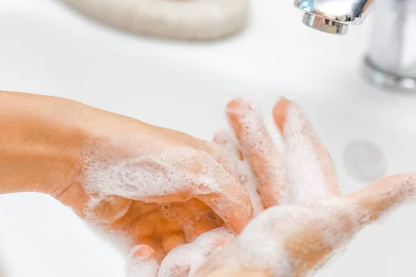 Миття рук з милом під краном з водою — стокове фото