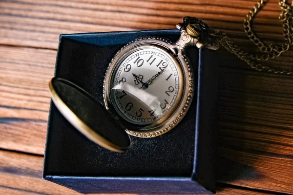 Кишеньковий годинник з книжковим фоном — стокове фото