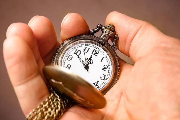 Une montre de poche dans les mains d'un homme — Photo