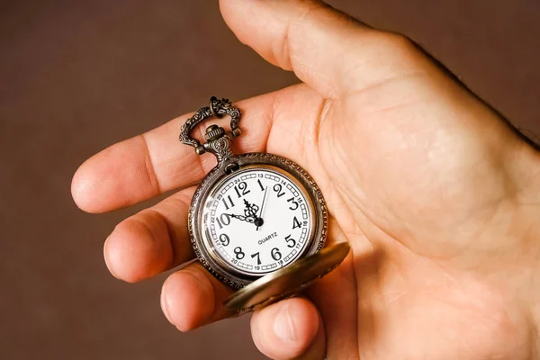 Un reloj de bolsillo en las manos de un hombre —  Fotos de Stock