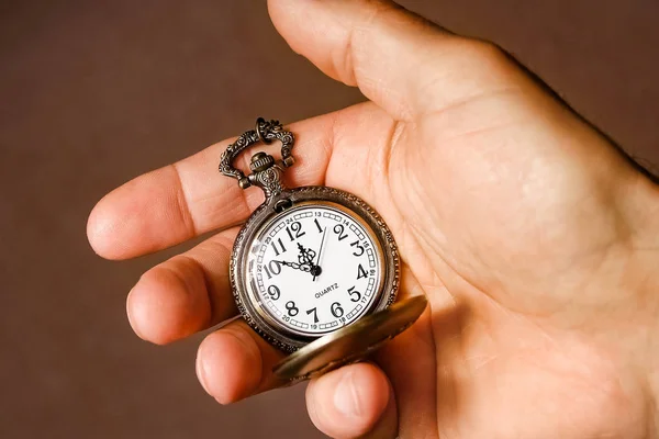 Eine Taschenuhr in den Händen eines Mannes — Stockfoto