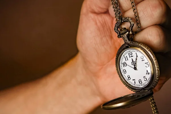 Un reloj de bolsillo en las manos de un hombre —  Fotos de Stock