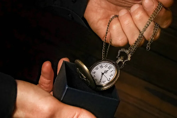 Kapesní hodinky v rukou muže, — Stock fotografie