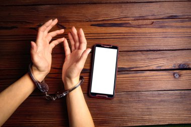 Telefon ahşap bir arka planda el bağımlılığı
