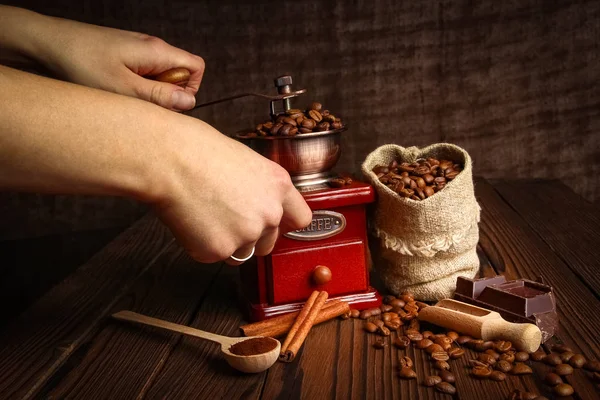 Hands and coffee grinder — Stock Photo, Image