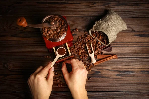 Händer och kaffekvarn — Stockfoto
