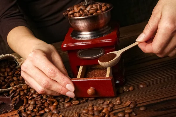 Hands and coffee grinder — Stock Photo, Image