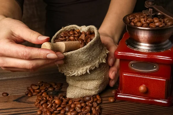 Händer och kaffekvarn — Stockfoto
