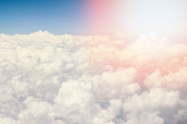 gökyüzü backgroun doğada bir uçak ile dünya ve bulutlar