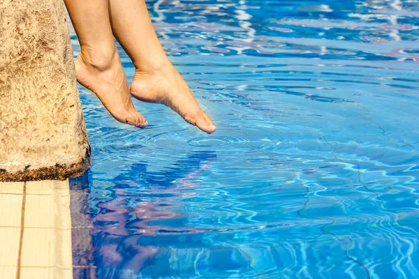 美丽的腿的女孩附近的游泳池在海背 — 图库照片