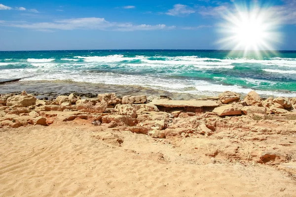 Piękna plaża z falami w naturze tła — Zdjęcie stockowe