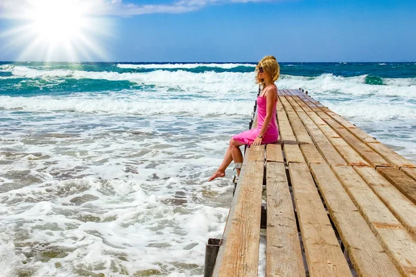 Piękna dziewczyna na molo na brzegu morza — Zdjęcie stockowe