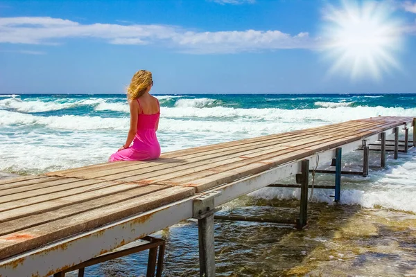 Mooi meisje op de pier van de zee kust — Stockfoto