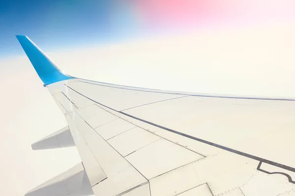 Terre et nuages avec un avion sur la nature dans le ciel backgroun — Photo