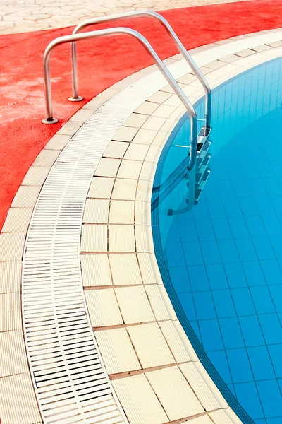 Belle piscine avec marches près de la mer sur fond de nature — Photo