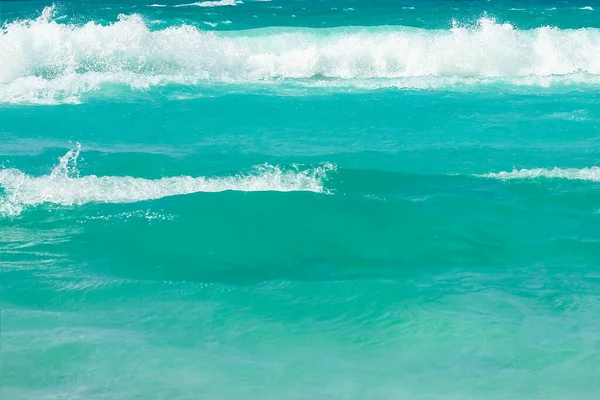 Bela praia com ondas na natureza do fundo — Fotografia de Stock