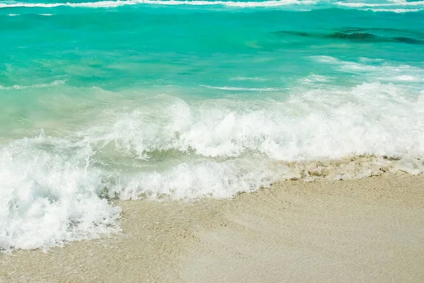 Bela praia com ondas na natureza do fundo — Fotografia de Stock