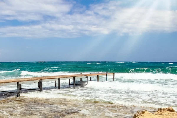 Belle marina sur la rive de la nature du fond de la mer — Photo