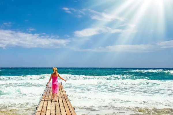 Belle fille sur la jetée du bord de mer — Photo