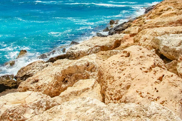 Красивый пляж с волнами в природе фона — стоковое фото