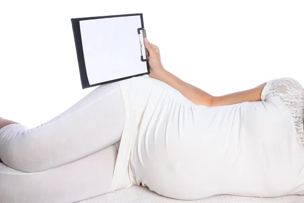 하얀 배경 위에 누워 있는 행복 한 임신 한 소녀 — 스톡 사진