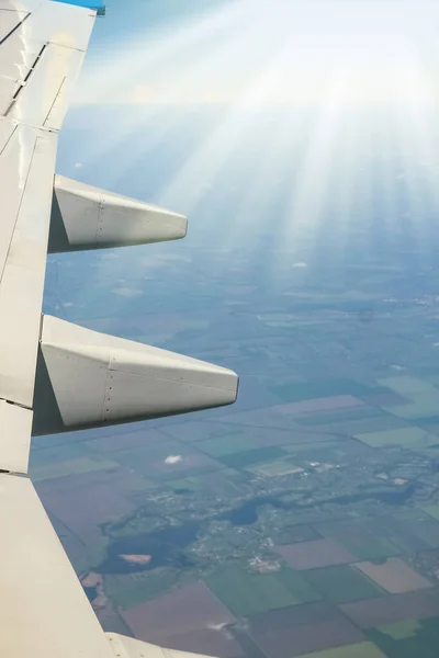 Gökyüzü backgroun doğada bir uçak ile dünya ve bulutlar — Stok fotoğraf