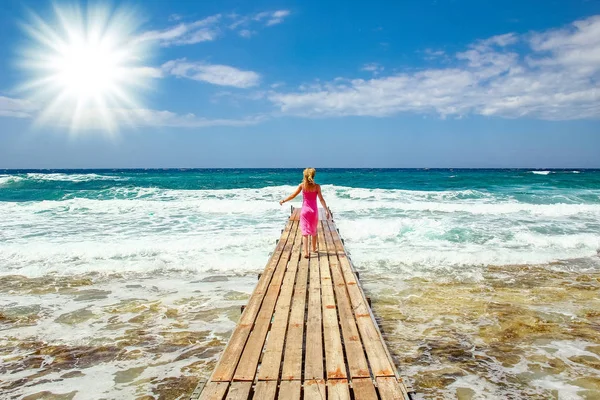 Beautiful girl on the pier of the sea shore — Stock Photo, Image