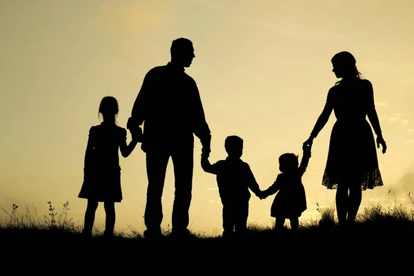 Silhouette einer glücklichen Familie mit Kindern — Stockfoto