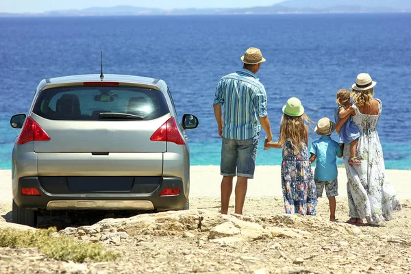 坐车去海边的快乐家庭 — 图库照片