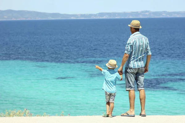 Padre con un niño junto al mar —  Fotos de Stock