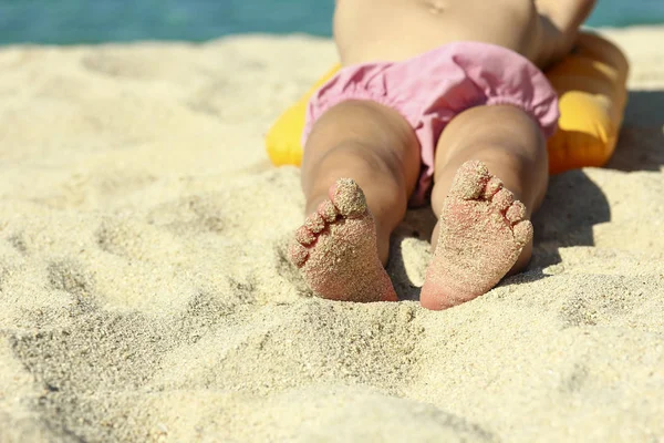 Piernas de un niño en la arena en la playa —  Fotos de Stock