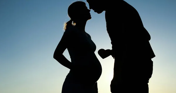 Silhouette of a pregnant couple in love — Stock Photo, Image