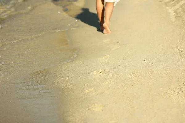 Empreintes de pas dans le sable sur la plage — Photo