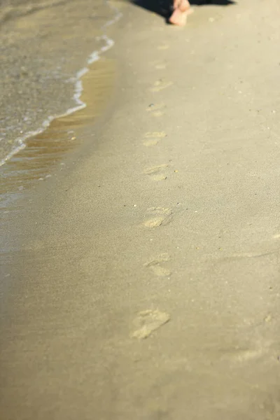 Ślady stóp na piasku na plaży — Zdjęcie stockowe