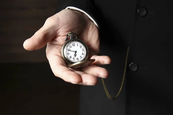 Une montre de poche dans les mains d'un homme — Photo