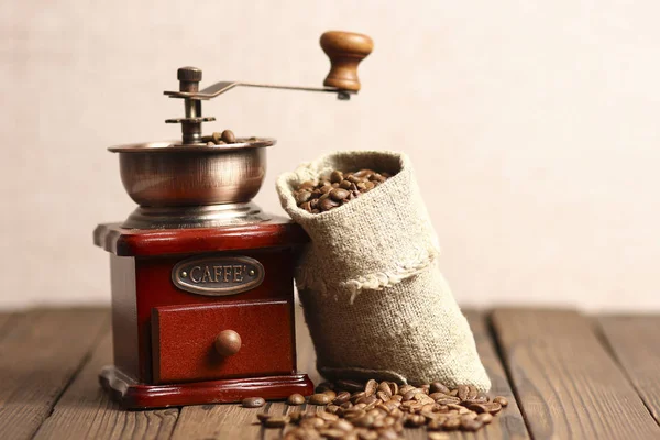 Кофемолка и кофе — стоковое фото